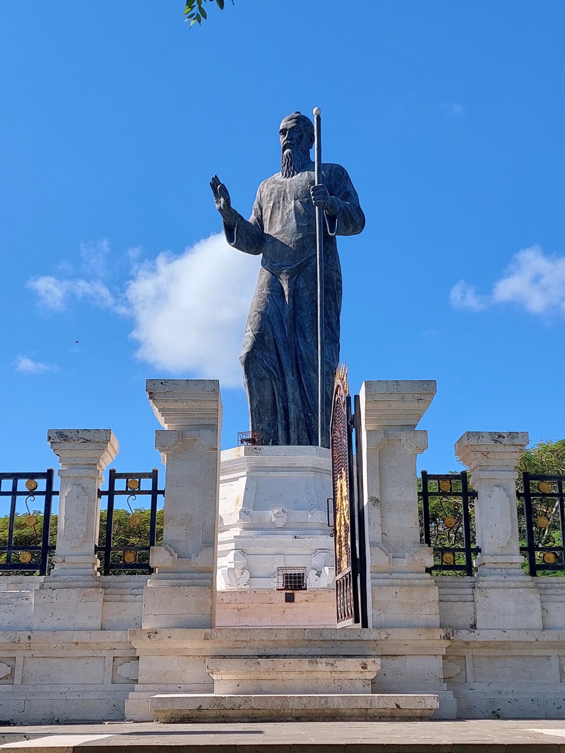 Statue of Dang Hyang Nirartha at Uluwatu, Bali, photographed by Schweigeblick in 2021. A commemorative religious representation, not a contemporary likeness