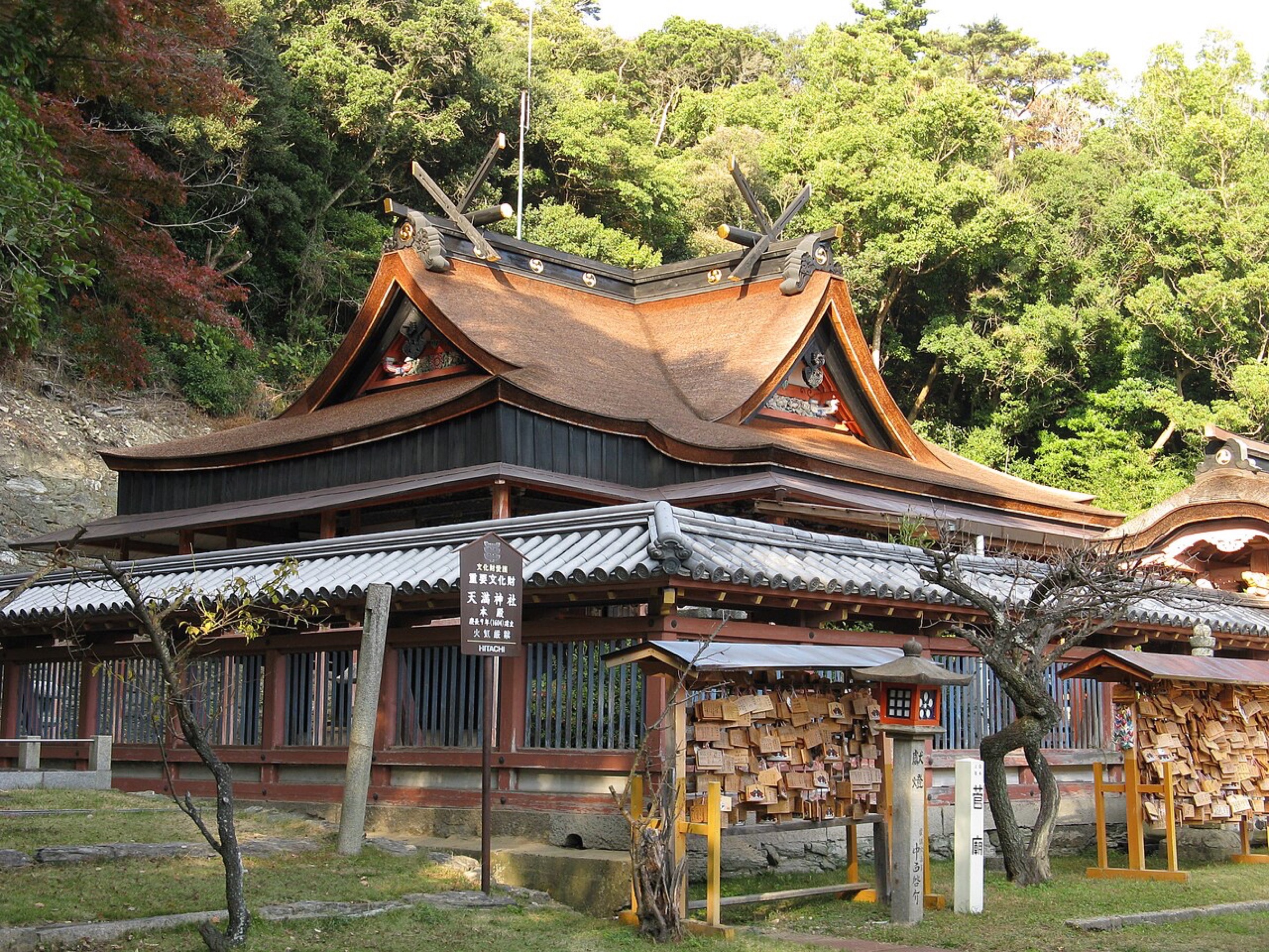 The worship hall and main sanctuary of Wakaura Tenmangū, photographed by KENPEI in 2008. JAANUS connects the Heinouchi family’s building work with this shrine; the photograph illustrates that architectural setting