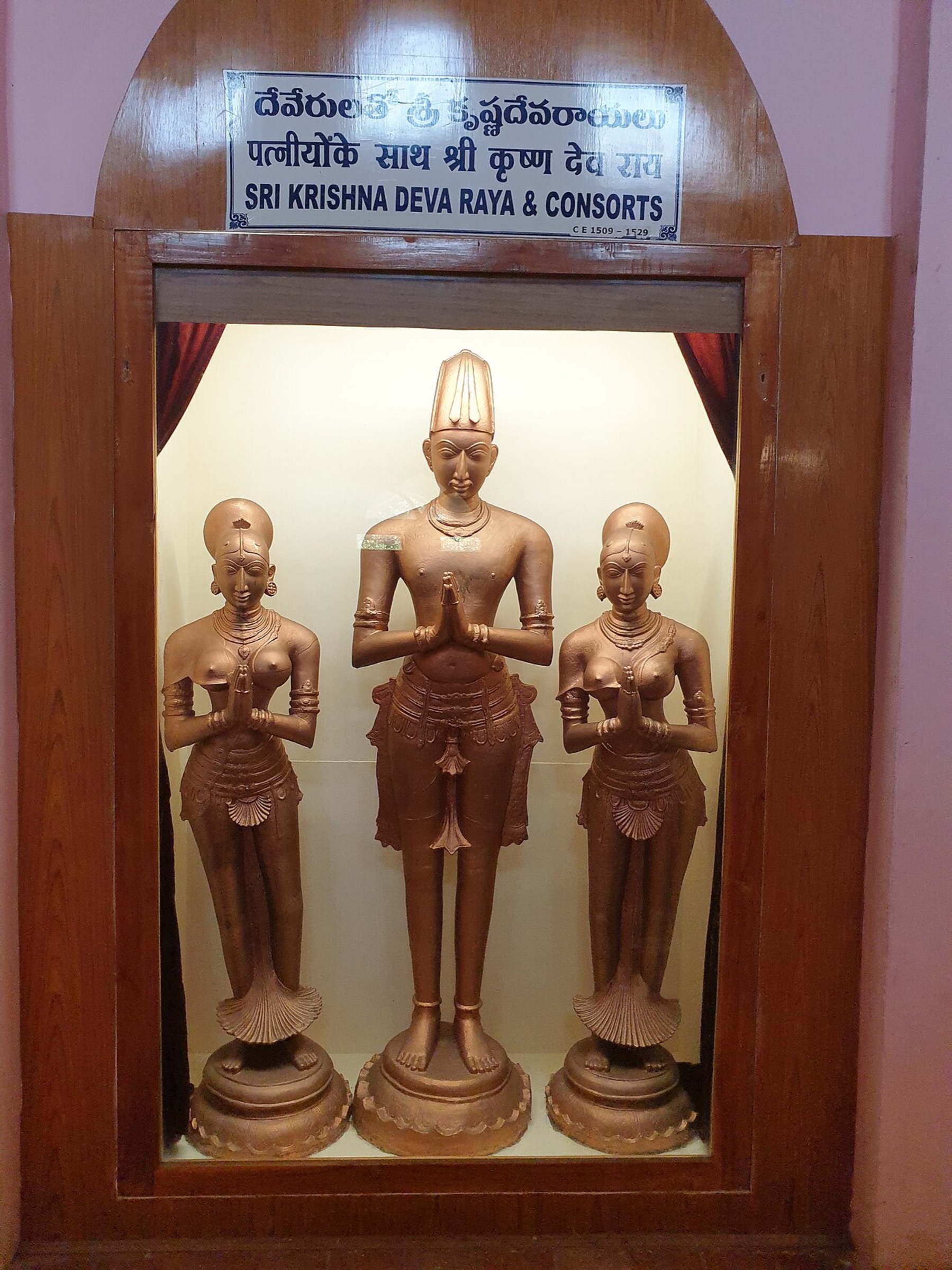 Statues of Chinnadevi, Krishnadevaraya and Tirumaladevi at Chandragiri Museum, photographed by Ravitheja Kumar Reddy C in 2022. Krishnadevaraya is the central figure