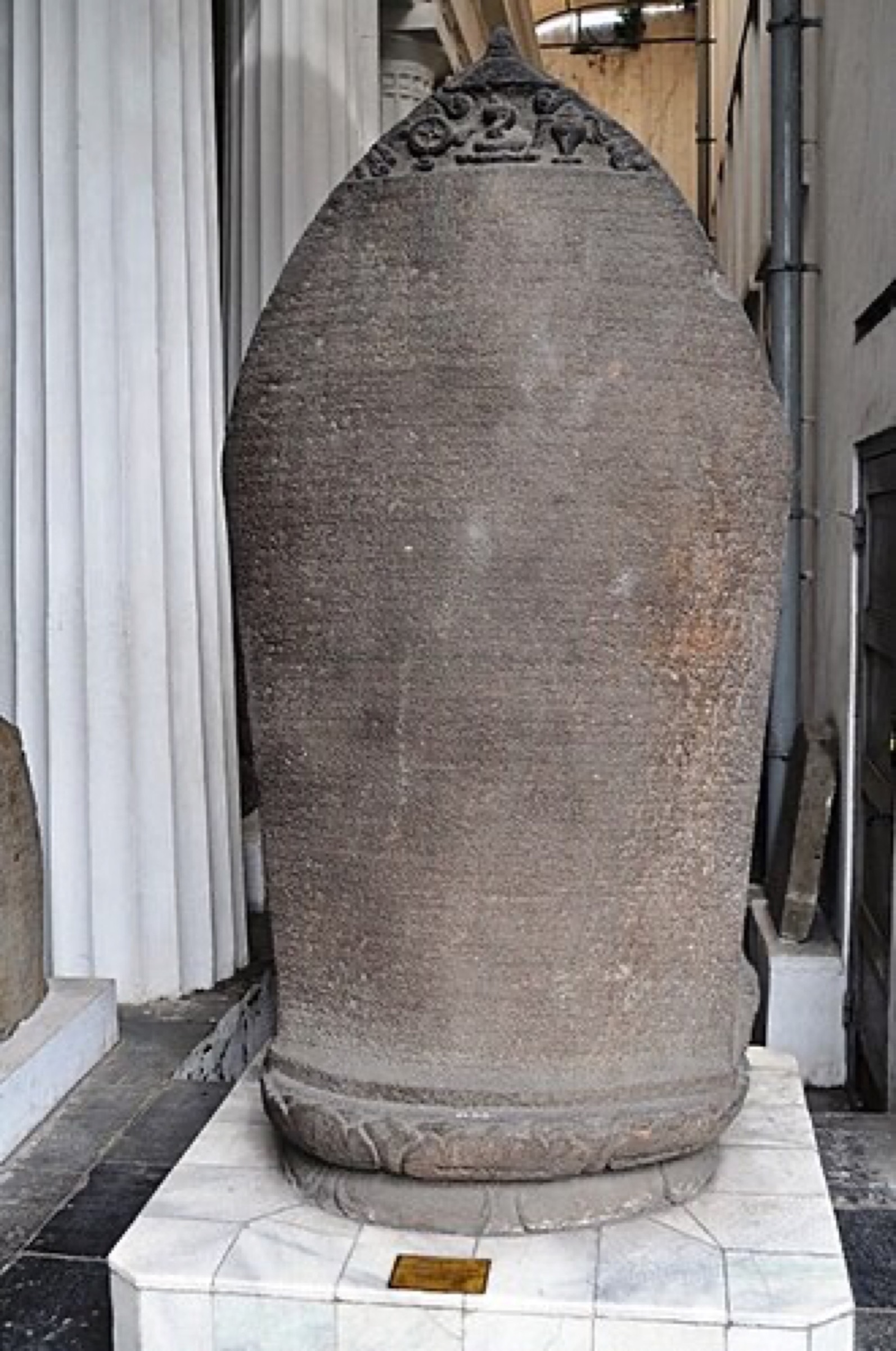 The Anjuk Ladang inscription in the National Museum, Jakarta, photographed in 2010. Issued in Mpu Sindok’s name, the stone is direct material evidence for the grant discussed in this article