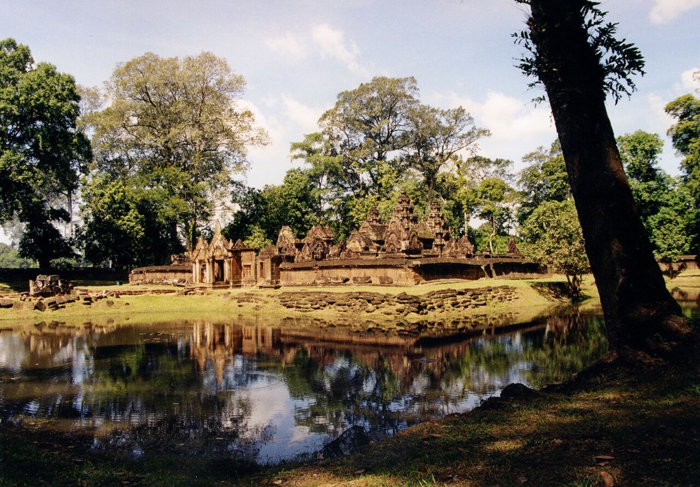 Banteay Srei, Angkor, photographed by Tsui in 2001. The temple is associated with the tenth-century foundation of Yajñavarāha and his family; this view illustrates the foundation, not the founder’s appearance